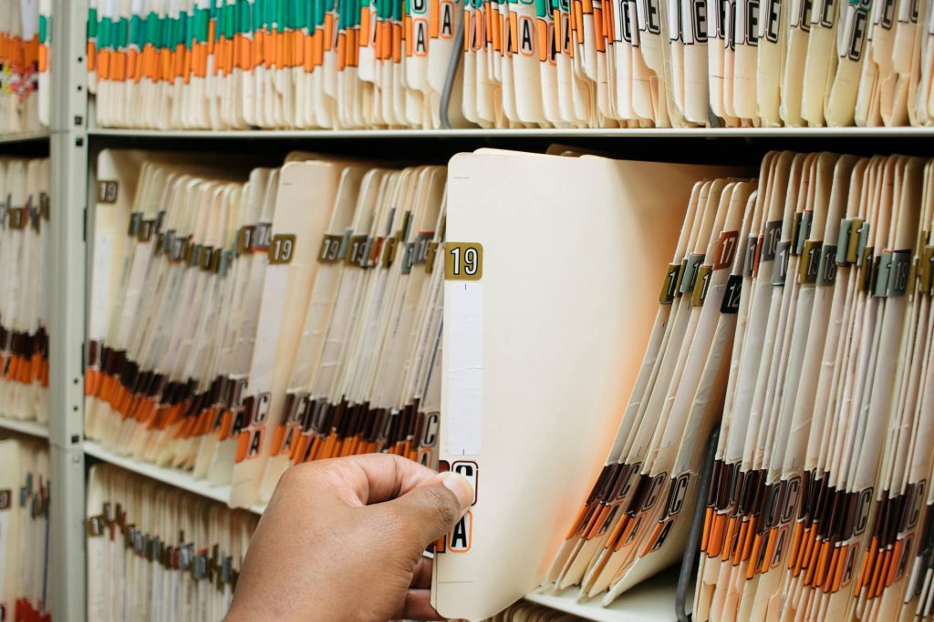 Jak archiwizować dokumenty w firmie?